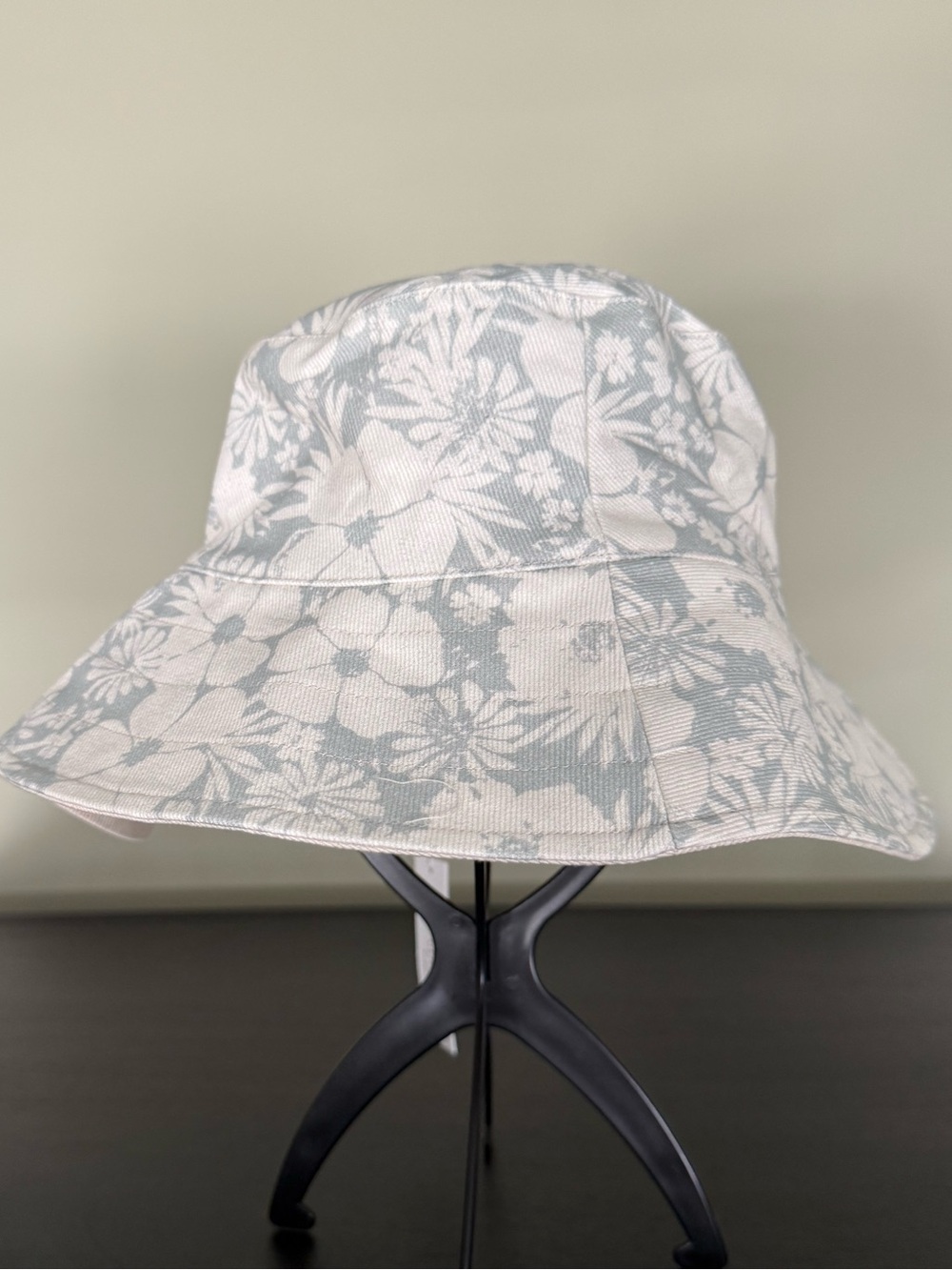 NWT Gentle Fawn Floral Bucket Hat in Light Green and White OS